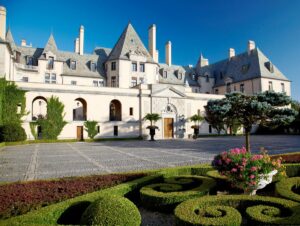 oheka-castle-courtyard